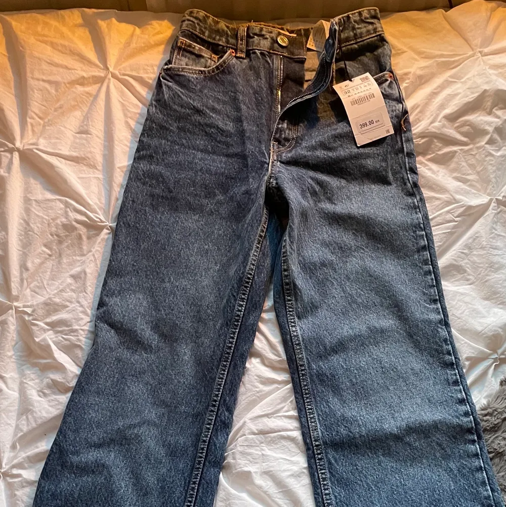 Zara jeans i storlek 32.  Aldrig använt har testat 1 gång där jag inte fick över dom över rumpan. Original Pris 399 kr🙂  . Jeans & Byxor.