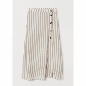 Midi kjol - Randig midi kjol från hm, storlek 40 men passar även 38. Sparsamt använd. Nypris 249kr. Säljer då den ej kommer till användning 