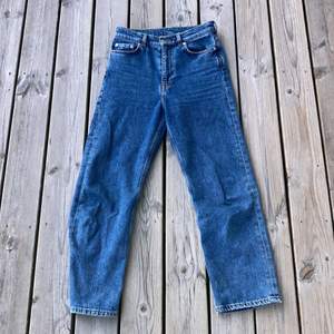 Fina jeans från arket i en fin blå färg. Byxorna är använda några gånger men är för små för mig nu. Väldigt fina jeans som jag önskar jag kunde använda. Jag har storlek s men de är för små för mig så skulle säga att det är xs/s i storleken. Det är inte lika blåa som på bilden. Köparen står för frakten!