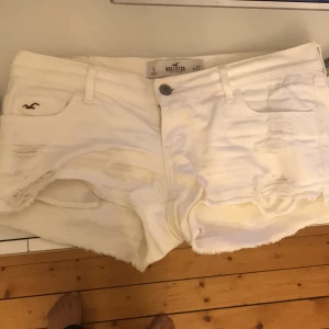 Vita shorts från hollister  - Shorts Strl W27 (passar en S) från hollister