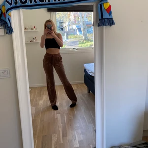 Juicy couture  - Ljusbruna juicy byxor köpta för ca 2 månader sedan på NK. Det är i storlek S men passar min vän på bilden som brukar ha xxs-xs. Jättebra skick, använda fåtal gånger. 