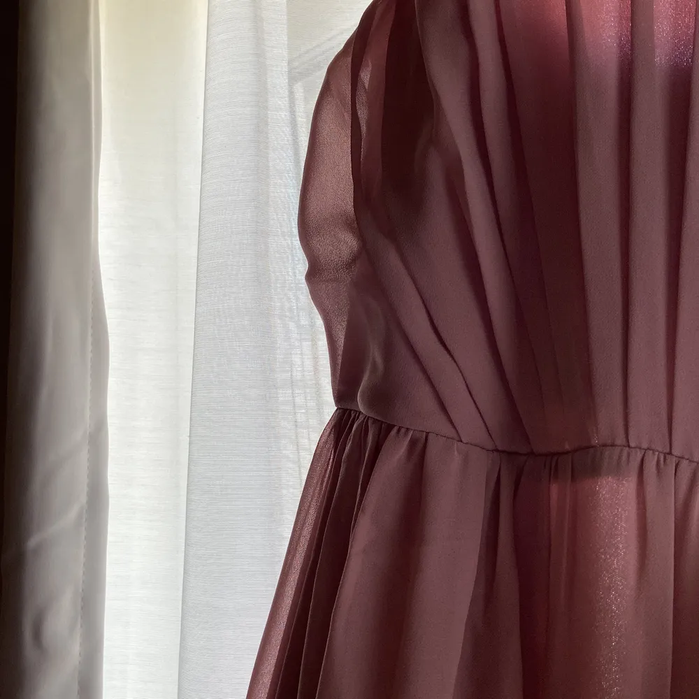 Säljer min gamla balklänning från make way, färgen är dusty pink och de sista bilderna är lånade i en annan färg på klänningen. Den är även uppsydd för att passa mig som är 165+klackar. Skriv för mer info och bilder❤️. Klänningar.