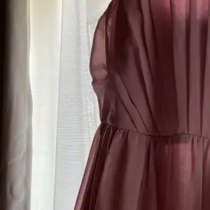 Säljer min gamla balklänning från make way, färgen är dusty pink och de sista bilderna är lånade i en annan färg på klänningen. Den är även uppsydd för att passa mig som är 165+klackar. Skriv för mer info och bilder❤️