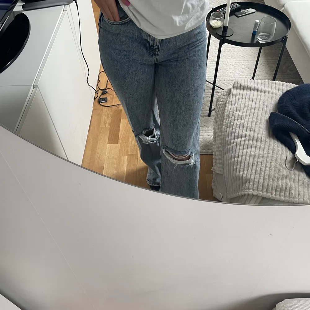 Lite längre supersköna jeans med hål på knäna . Jeans & Byxor.