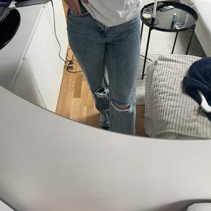 Lite längre supersköna jeans med hål på knäna 