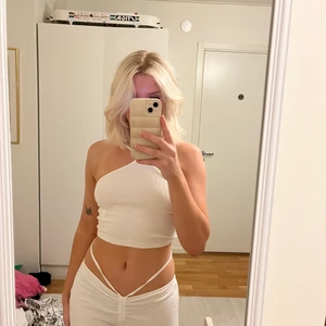 Vita byxor och topp - Säljer både dessa byxor med knytning och denna jättefina topp! Man kan välja att köpa dem tillsammans eller separat💗 tar 150 för dem tillsammans! Annars kan vi diskutera pris om du vill köpa separat. 