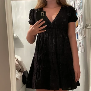 Klänning  - Jättefin sart v-ringad klänning som aldrig är använd💗 frakt tillkommer💗