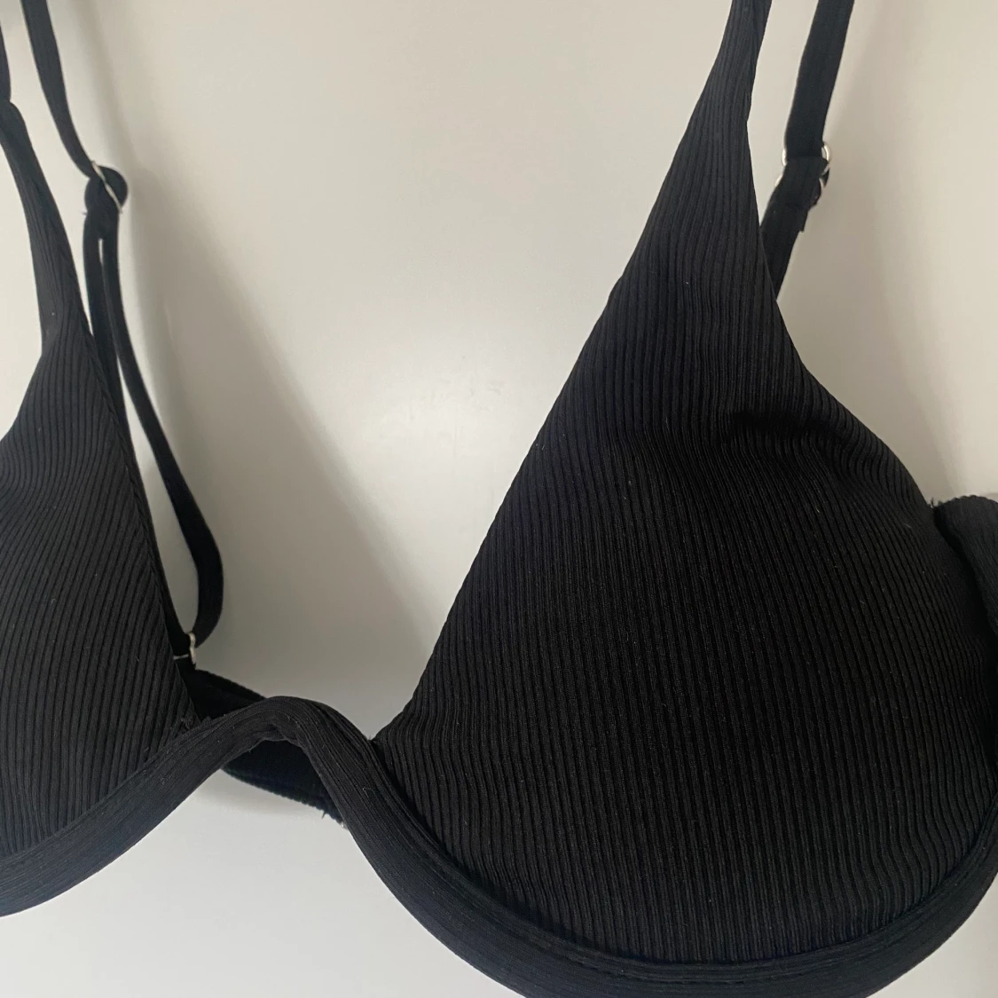 Svart ribbad bikinitopp - 90