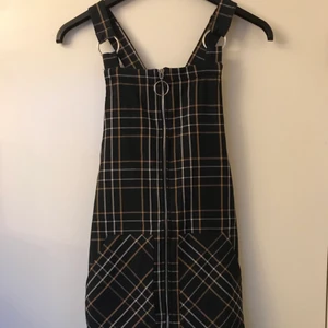 New Yorker klänning stl S - Säljer denna fina klänning som ALDRIG är använd! Den har justerbara ”hängslen” och är relativt kort. Skriv om du vill ha fler bilder eller om du undrar något! <3