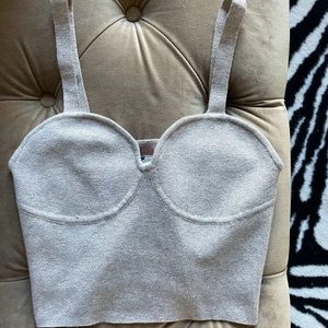 Hm topp - En jätte fin beige topp i mjukt material ifrån hm! Den är oanvänd och lappar finns kvar. Storlek 36 💫