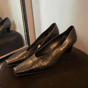 Svarta klackskor  - Svarta klackar i riktigt fint skick. Äkta skin!