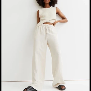 Beiga linnebyxor storlek S - Säljer nu dessa beiga linnebyxor från hm i storlek S som är slutsålda på hemsidan. De är aldrig använda då de är lite för stora för mig. Lappen sitter kvar. Köparen står för frakten💗