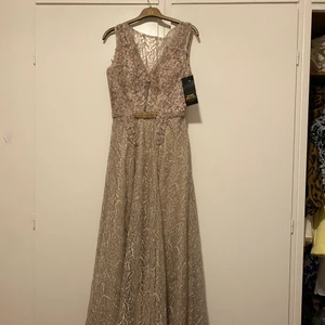 Festklänning  - En klänning köpt från Södertälje för 4000kr för två år sedan till min 18-års fest. Tyvärr fick denna inte komma till användning alls på grund av corona. Idag sitter den bara i garderoben och inte passar längre. Klänningen är helt ny med prislapp och plast över klänningen kommer med. Köpt för 4000, säljs för 3500 men kan tänka mig gå ner i pris för snabba affärer! 