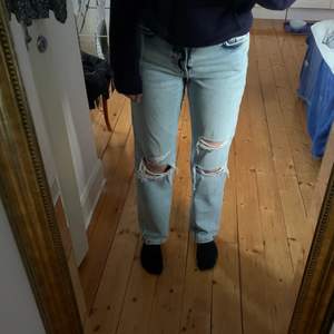 Jeans med hål från HM, köpta i julas på rea och finns troligtvis inte kvar i deras sortiment. Knappar istället för dragkedja. Strl 34. Modellen heter 90’s boyfriend jeans ☺️