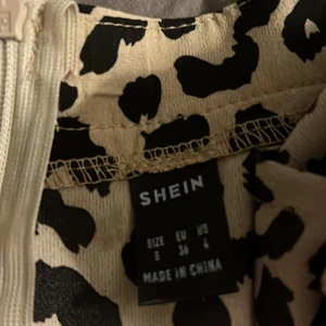 Storlek S - Säljer kjol, den är ifrån shein har provat den en gång. Säljer den för hundra kr.