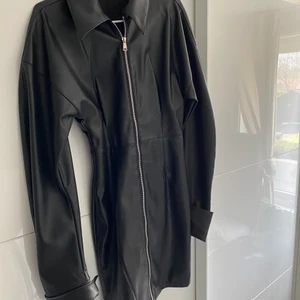 Skinkläning från NA-KD - Säljer en skinnkläning från NA-KD köpt för 399kr säljs för 100kr