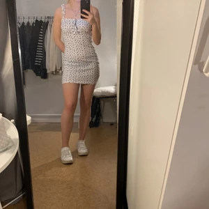 Klänning  - Blommig snygg klänning 