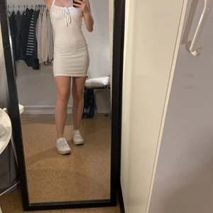 Vit klänning  - Så fin vit klänning som knappt är använd 