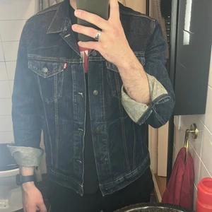 Jeansjacka - Levi’s jeansjacka i mörk denim. Storlek L och sparsamt använd. 