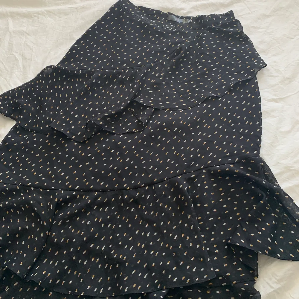 Mönstrad kjol, köpt från Zalando för ungefär 2 år sedan. Storlek XS. Använd ett fåtal gånger, i toppenskick. Dragkedja i sidan. Köparen står för frakten. 😊. Kjolar.