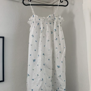 Blommig klänning - Blommig Klänning från H&M. Köptes i somras, använd mer sällan än 5 tillfällen. Reglerbara band. Storlek XS. Köparen står för frakten. 😊