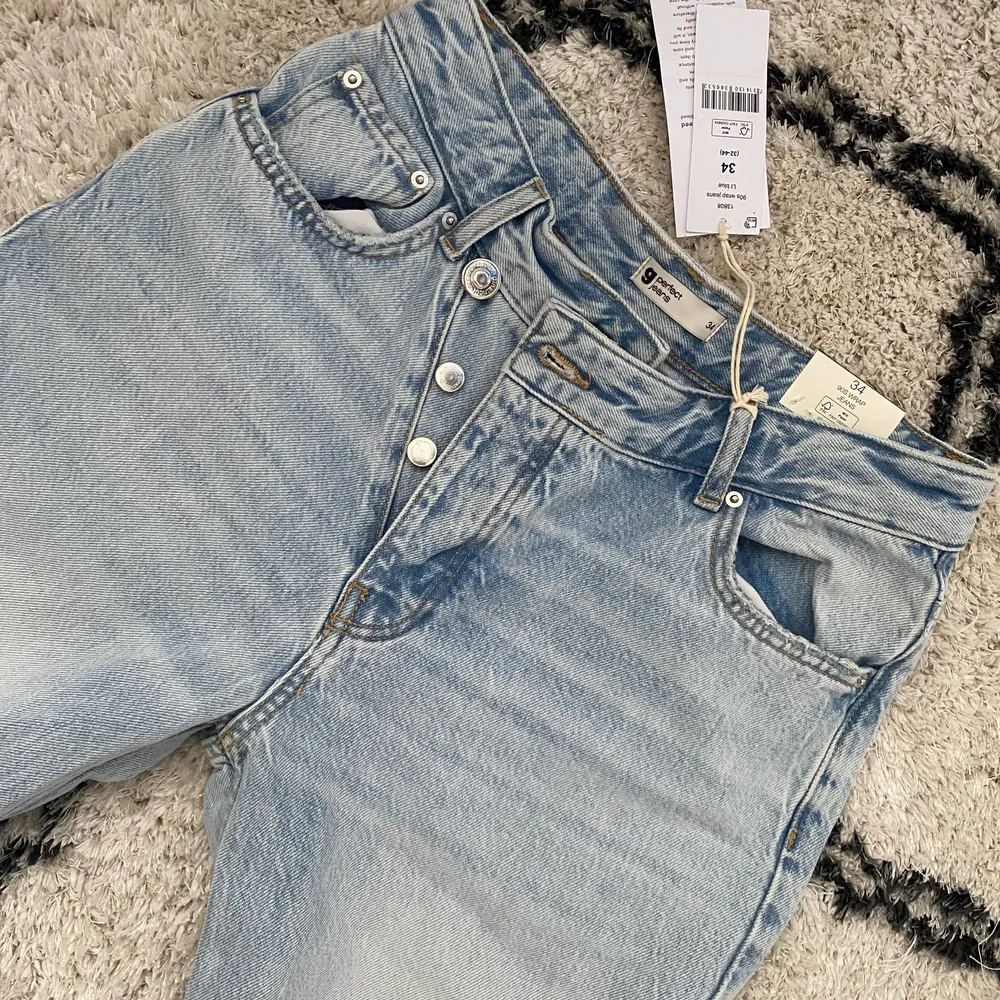 Snygga jeans i blåtvätt, helt oanvända köpt för 599kr säljs nu för 150kr💙. Jeans & Byxor.