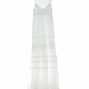 Vit klänning HM - Säljer denna så så fina maxiklänningen, superfin till sommaren💕💕 den har en underklänning under. Storlek 36