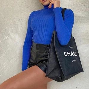 Blå Turtleneck topp - Fin ribbad sticka turtleneck topp från Chiquelle, nyskick, använda 3 gång. Super skönt och mjuk material. Nypris : 379. 