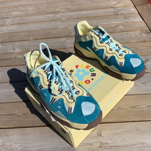 Golf le Fleur Gianno Converse ”Skylight” - Säljer dessa sjukt trendiga sneakers från Tyler the Creators märke Golf le Fleur. Skorna har endast provats och är därför nyskick✌🏻 Skorna kostar runt 4000kr på stockX och anledningen till att jag säljer dem så billigt är för att jag helt enkelt vill bli av med dem👍🏻
