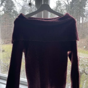 Super snygg stickad tröja🥰 - Stickad tröja från BikBok som är oanvänd och i super skick! Den har en så fin vin röd färg och säljer för endast 150 kr💗