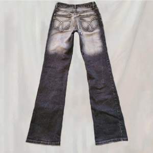 Lowwaisted/midwaisted jeans. (Lånade bilder) säljer vidare för dem inte anväds. Midjemått 72cm och Innerbensläng 85. Coola bakfickor