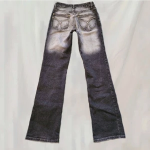 Lowwaist bootcut - Lowwaisted/midwaisted jeans. (Lånade bilder) säljer vidare för dem inte anväds. Midjemått 72cm och Innerbensläng 85. Coola bakfickor