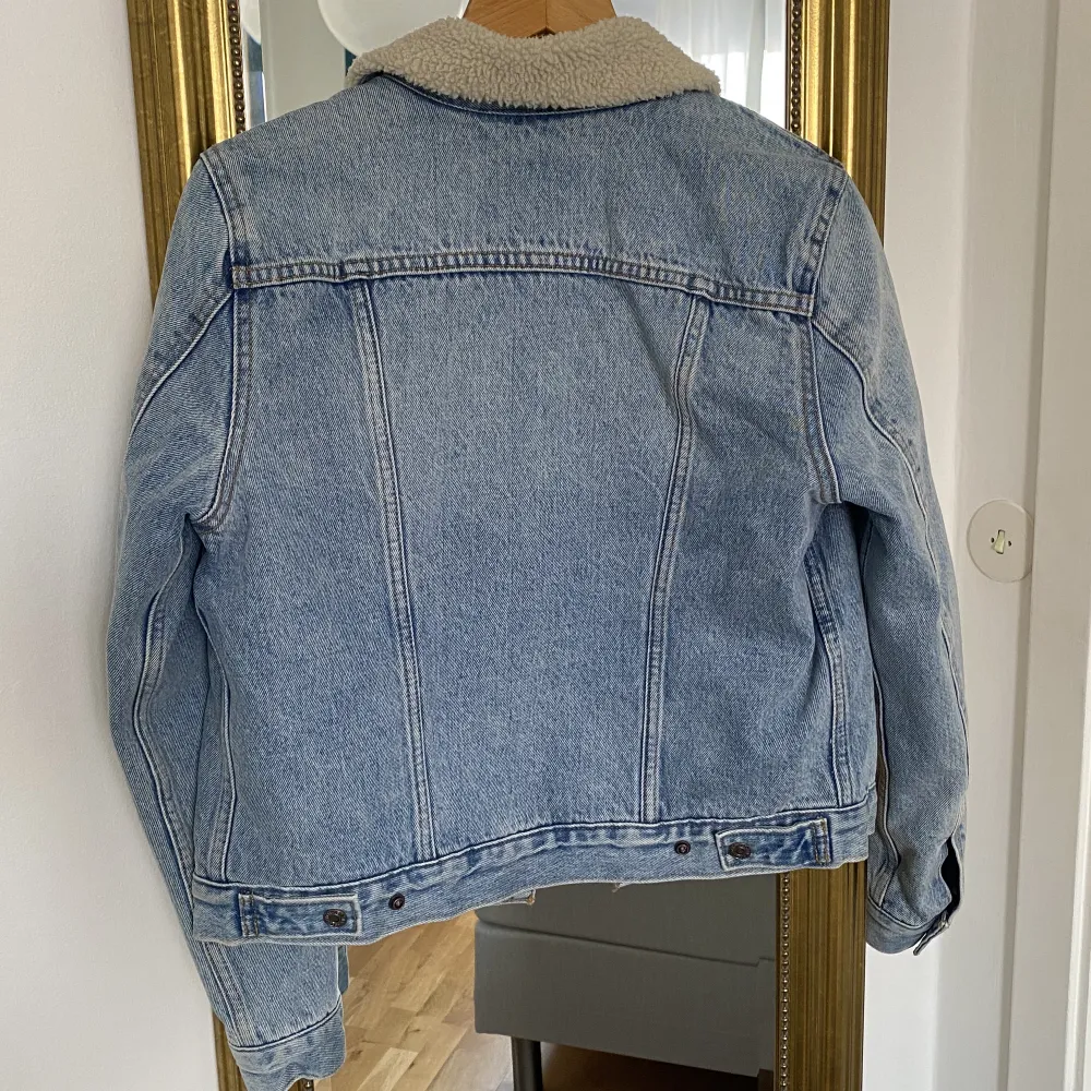 Fodrad jeansjacka från levis, strl m men liten så passar bättre på xs/s, spårbar frakt 69kr💕. Jackor.