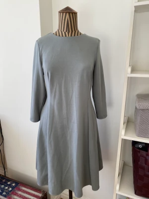 Fin basklänning från Uniqlo - Mintgrön klänning från Uniqlo. Jätteskön och knappt använd! Storlek S.