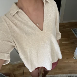 Tröja med krage - Så fin beige tröja med krage i frote material