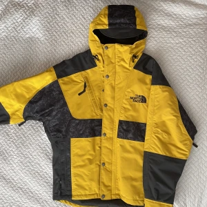 The North Face vinterjacka  - The North Face. Fodrad jacka. Relaxed fit. Tillverkad 2021 men inspirerad av deras snowboard kollektion ”Rage” från 90 talet! Oanvänd.