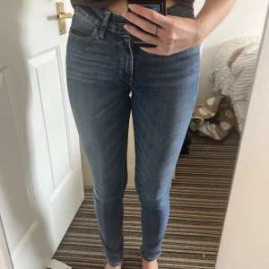 Levi’s 711 Skinny - Mid Rise  Slim through hip and thigh  Skinny leg  Storlek: 27  Fint skick 