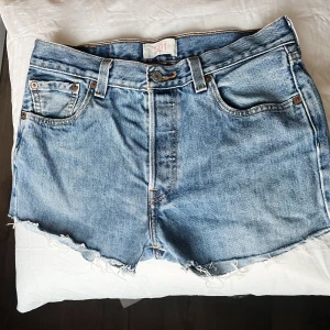 Levis 501 shorts - Snygga Levis 501 shorts i strl W30, passar mig som är strl S. I väldigt fint skick, 80kr.