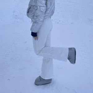 Skidbyxor  - Tänkte sälja mina vita skidbyxor ifrån h&m. Storlek 40 sitter som en M. Nypris 500kr. Väldigt sköna och bara använda en vecka i sälen.