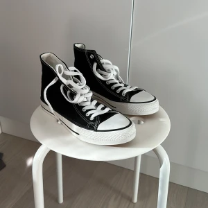 Skor  - Svarta converse ifrån LAGER157, dem är i storlek 38, helt oanvända då jag ångrat köpet men tog för lång tid att lämna tillbaka. Men säljer för 299