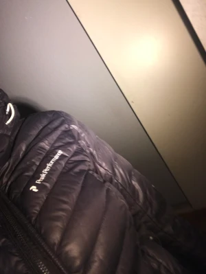 Peak performance  - Säljer min peak performance jacka eftersom jag inte använder den längre. Kan mötas upp i halmstad och kan frakta 