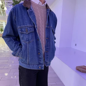 vintage jeansjacka - jättesnygg jeansjacka köpt på beyond retro som inte kommit till använding! Mycket bra skick. Passar både dam och herr. Passar även s/m men sitter lite mer oversized då💗