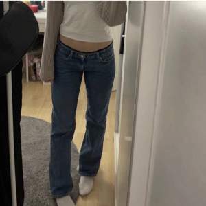 Jeans från weekday i modellen arrow low. Nästintill oanvända, inga defekter. Köpta för 599 kr. Jeansen är nästan i samma färg som på bilden, (Lånad bild) skriv privat för egna