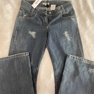 Vintage lowwaist jeans  - lowwaist jeans från  DKNY som aldrig kom till användning midje mått- 34 inner- 76 passar 