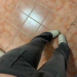 BYTER - vill byta mina mörk grå juicy till en annan färg. byxorna är strl S Köpta på NK i november 2022, ganska välanvända men hyfsat skick, byter helst mot svarta🫶🏼