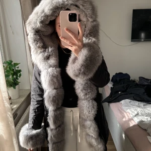 Päls jacka - Pälsjacka storlek S (Fatima parka)  Fint skick inga skador eller fläckar