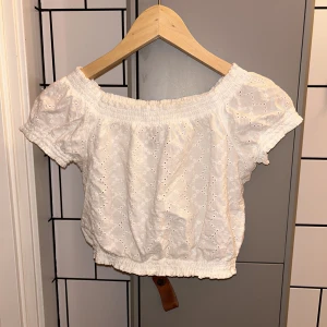 Vit topp  - Jättesöt vit topp från H&M i bra skick! 