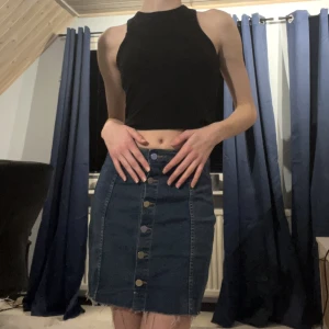 Jeanskjol - Jeanskjol från Gina Tricot. Knappast använd och är även för stor för mig💕 Nypris: 299kr Säljer för 90kr