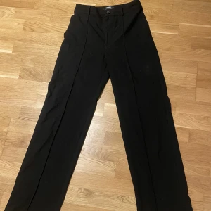 Kostymbyxor  - Supersnygga kostymbyxor från pull & bear men snygg detalj på benen. Använda kanske 1 gång, säljes för det är för små. Köpta för 400kr säljes för 100kr 