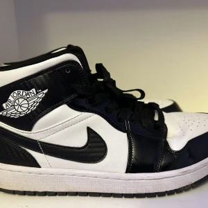 Jordan 1 Mid “Carbon Fiber” - skorna har blivit använda cirka 10 gånger  the shoes have been used around 10 times